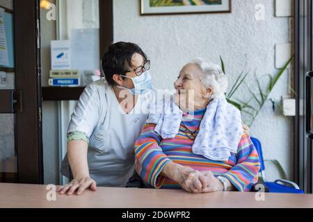 Helyette , 102 ans dans un EHPAD en Dordogne reçoit la première visite de son fils , joie et tristesse dans ce face à face limité par les mesures sani Foto Stock