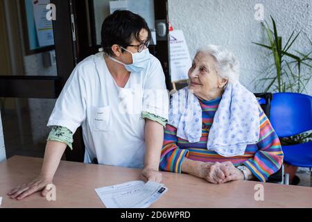 Helyette , 102 ans dans un EHPAD en Dordogne reçoit la première visite de son fils , joie et tristesse dans ce face à face limité par les mesures sani Foto Stock