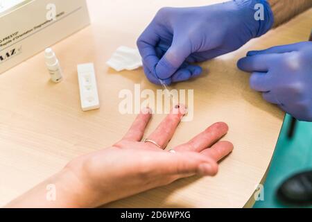 Test sierologici rapidi, screening Covid 19, Cosem Medical Center, Parigi. Foto Stock