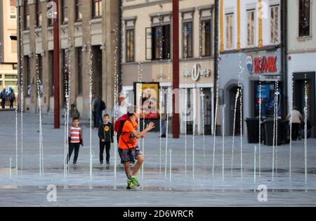 Fontane d'acqua nella piazza principale di Maribor in Slovenia Foto Stock