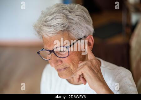 Donna che tocca la testa e l'orecchio con mal di orecchio. Foto Stock