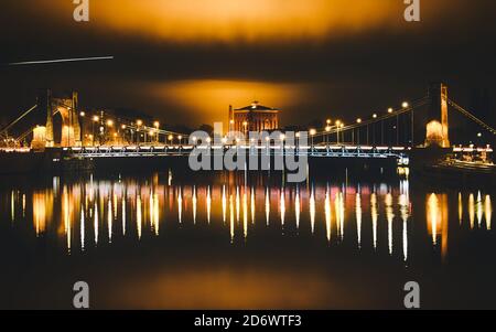 Ponte Grunwaldzki a Wricław dopo il tramonto Foto Stock