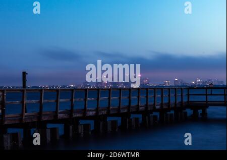 Bellissimo scatto di luce blu al mattino presto sulla baia di Tampa In Florida Foto Stock