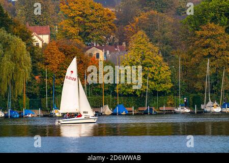 Lago Baldeney a Essen, un bacino idrico del fiume Ruhr, autunno, NRW, Germania, Foto Stock