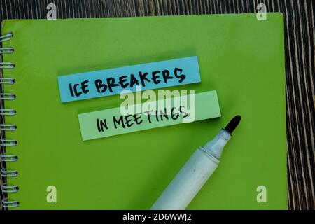 I Ice Breakers nelle riunioni scrivono sulle note appiccicose isolate sulla tavola di legno. Foto Stock