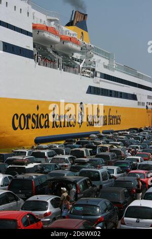 Auto in coda per salire a bordo del traghetto a Nizza, nel sud della Francia - immagine originale Foto Stock