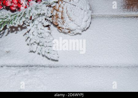 Decorazione di Natale. Cervo di Natale fatto di rami di pino e cono di pino su sfondo bianco. Foto Stock