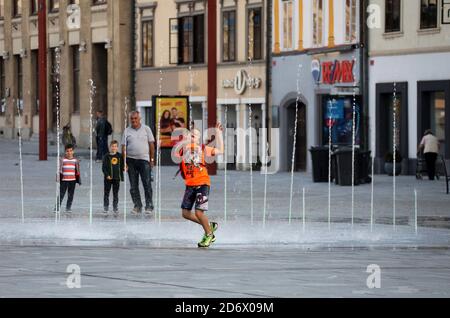 Fontane d'acqua nella piazza principale di Maribor in Slovenia Foto Stock