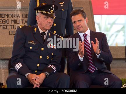 TLAXCALA, MESSICO - 9 MAGGIO: (Foto) Segretario della Difesa del Messico, Salvador Cienfuegos durante la cerimonia del XCII anniversario della carica di Sable il 9 maggio 2013 a Tlaxcala, Messico. *la corte per il distretto orientale di New York ha accusato Salvador Cienfuegos Zepeda, ex segretario della difesa del Messico, di aver presumibilmente abusato della sua posizione pubblica per aiutare un cartello messicano a trasferire migliaia di chilogrammi di cocaina, eroina, metanfetamina e marijuana negli Stati Uniti in cambio di tangenti.* credito: Leonardo Casas/Eyepix Group/l'accesso fotografico Foto Stock