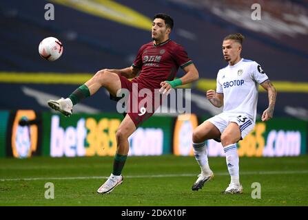 Wolverhampton Wanderers' Raul Jimenez (a sinistra) e Kalvin Phillips di Leeds United per la palla durante la partita della Premier League a Elland Road, Leeds. Foto Stock