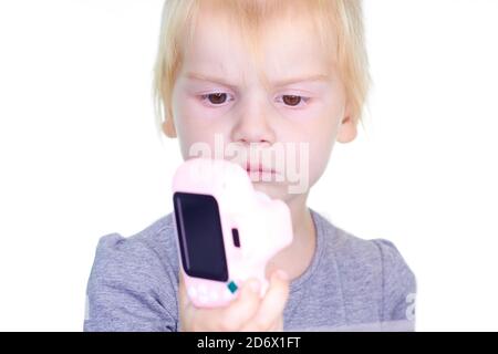 Ritratto di una bambina che tiene in mano la fotocamera di un bambino isolamento Foto Stock