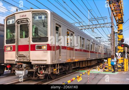 tokyo, giappone - ottobre 11 2020: Primo piano su un treno che passa sopra una ferrovia che attraversa per andare ad Asakusa nella strada dello shopping del distretto di Kanegafuchi w Foto Stock