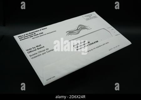 Vota per posta busta di voto isolato su nero Foto Stock
