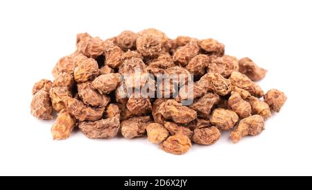 Tigernuts isolato su sfondo bianco. Pila di dadi chufa o di dadi tigre. Foto Stock