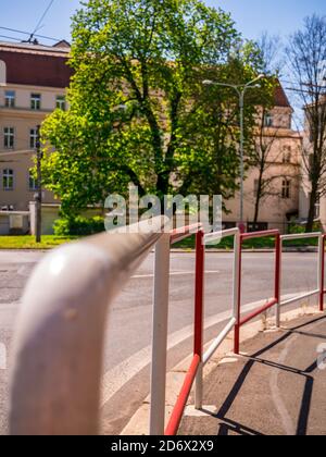 Ringhiere di sicurezza bianche-rosse sul marciapiede all'incrocio Foto Stock