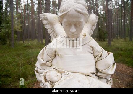 Bambini vittime del monumento di Piasnica e una delle 30 tombe di massa di almeno 12.000 a 14.000 intellettuali polacchi (attivisti nazionali, insegnanti, prete Foto Stock