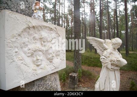 Bambini vittime del monumento di Piasnica e una delle 30 tombe di massa di almeno 12.000 a 14.000 intellettuali polacchi (attivisti nazionali, insegnanti, prete Foto Stock