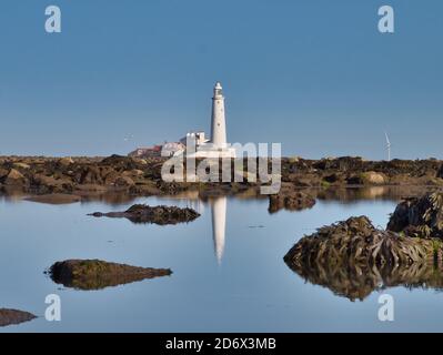 Faro e riflessione di St. Mary, preso dalla spiaggia di Whitley Bay, Regno Unito Foto Stock