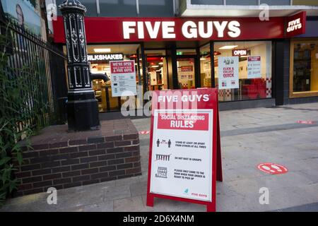 Il negozio Five Guys è aperto per il take-away durante la chiusura del covid-19 a Londra, Inghilterra Foto Stock