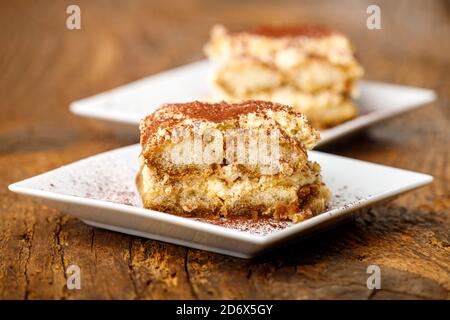 torta tiramisù su piatti bianchi Foto Stock