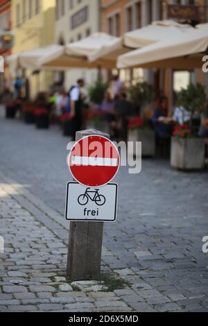 Messa a fuoco selettiva verticale di un segno di stop con un cartello della bicicletta qui sotto e la parola tedesca 'frei' Foto Stock