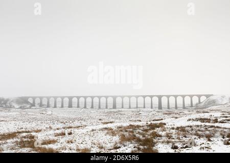 Viadotto Ribblehead in inverno, nel Yorkshire Dales National Park Foto Stock