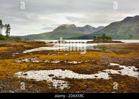 Beinn Alligin (Sgurr Mor) e Upper Loch Torridon nella North Coast 500 Route, Wester Ross, Highland, Scozia Foto Stock