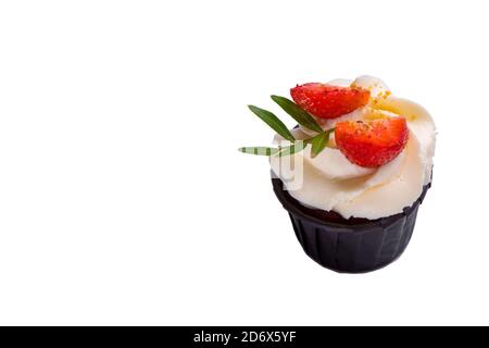 Pan di Spagna con panna e fragole su sfondo bianco isolato. Spazio di copia Foto Stock