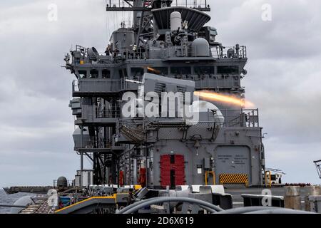 OCEANO ATLANTICO (ottobre 18, 2020) – UN missile a telaio rotante viene licenziato a bordo della nave d'assalto anfibia di classe Wasp USS Iwo Jima (LHD 7) durante il loro Surface Warfare Advanced Tactical Training (SWATT), 18 ottobre 2020. Iwo Jima Amphibious Ready Group sta partecipando a SWATT al largo della costa della Virginia per mantenere la preparazione, la competenza e la letalità. (STATI UNITI Navy foto di Mass Communication Specialist 2 ° classe Dominick A. Credares / rilasciato) Foto Stock