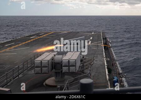 OCEANO ATLANTICO (ottobre 18, 2020) – UN missile a telaio rotante viene licenziato a bordo della nave d'assalto anfibia di classe Wasp USS Iwo Jima (LHD 7) durante il loro Surface Warfare Advanced Tactical Training (SWATT), 18 ottobre 2020. Iwo Jima Amphibious Ready Group sta partecipando a SWATT al largo della costa della Virginia per mantenere la preparazione, la competenza e la letalità. (STATI UNITI Foto Navy di Mass Communication Specialist Seaman Larry D. Lockett Jr./released) Foto Stock