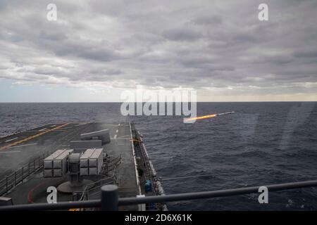 OCEANO ATLANTICO (ottobre 18, 2020) – UN missile a telaio rotante viene licenziato a bordo della nave d'assalto anfibia di classe Wasp USS Iwo Jima (LHD 7) durante il loro Surface Warfare Advanced Tactical Training (SWATT), 18 ottobre 2020. Iwo Jima Amphibious Ready Group sta partecipando a SWATT al largo della costa della Virginia per mantenere la preparazione, la competenza e la letalità. (STATI UNITI Foto Navy di Mass Communication Specialist Seaman Larry D. Lockett Jr./released) Foto Stock