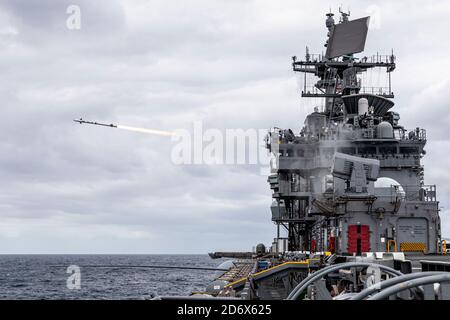 OCEANO ATLANTICO (ottobre 18, 2020) – UN missile a telaio rotante viene licenziato a bordo della nave d'assalto anfibia di classe Wasp USS Iwo Jima (LHD 7) durante il loro Surface Warfare Advanced Tactical Training (SWATT), 18 ottobre 2020. Iwo Jima Amphibious Ready Group sta partecipando a SWATT al largo della costa della Virginia per mantenere la preparazione, la competenza e la letalità. (STATI UNITI Navy foto di Mass Communication Specialist 2 ° classe Dominick A. Credares / rilasciato) Foto Stock