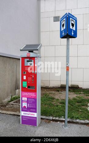 Parcheggio alla stazione ferroviaria di Maribor in Slovenia Foto Stock