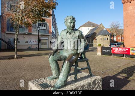 Statua di Dylan Thomas, quartiere Marittimo, Swansea (Abertawe), Città e Contea di Swansea, Galles, Regno Unito Foto Stock