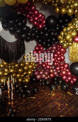 La parete è decorata con palloncini viola e neri. Arredamento Halloween. Foto Stock