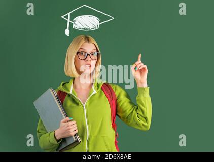 Studente al college. Giornata mondiale degli insegnanti. Idea. Ritratto di giovane ragazza creativa sorridente studente in occhiali. Foto Stock