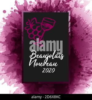 Lavagna con il testo francese 'Beaujolais nouveau 2020', nuovo Beaujolais 2020. Illustrazione del grappolo d'uva e del bicchiere di vino. Macchie di vino sul dorso Illustrazione Vettoriale