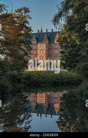 Il castello reale di Frederiksborg nei boschi si riflette in un laghetto lucido a specchio, Hillerod, Danimarca, 17 ottobre 2020 Foto Stock