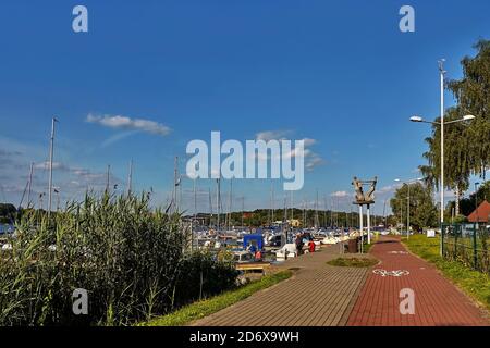 Ostróda, Polonia - 4 luglio 2020. I turisti trascorrono il pomeriggio soleggiato sul porto del lago Drwęca durante l'estate a Ostróda, in Polonia Foto Stock