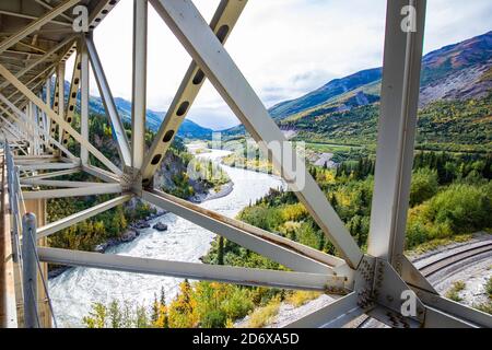 Vista panoramica sulla valle della gola del fiume Nenana dal ponte in Alaska Foto Stock