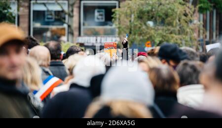 Strasburgo, Francia - Ott19, 2020: L'uomo che sorge storia libro Place Kleber a rendere omaggio al maestro di storia Samuel Paty, decapitato su Ott16 dopo aver mostrato le caricature del profeta Muhammad in classe Foto Stock