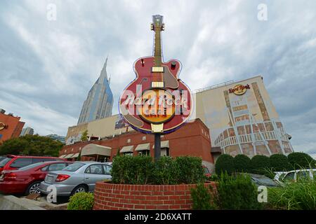 Hard Rock Cafe e AT&T Building sulla storica Broadway nel centro di Nashville, Tennessee, Stati Uniti. Lower Broadway è famosa per il quartiere dei divertimenti Foto Stock