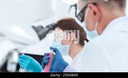 immagine di sfondo scienziati che conducono ricerche in un laboratorio medico. Foto Stock