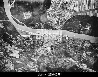 La fotografia mostra una vista aerea di Bratislava (Pressburg in tedesco) e del Danubio dall'altezza di 7000 metri, circa 1905 Foto Stock