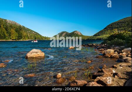 Vista dalla riva sul Jordan Pond verso le Bubbles Mountains, il Parco Nazionale di Acadia, Mount Desert Island, Maine Foto Stock