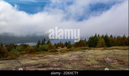 Heavy Fog nascondono la vista del lago Eagle da Cadillac Mountain, Acadia National Park, Maine Foto Stock