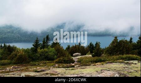 Heavy Fog nascondono la vista del lago Eagle da Cadillac Mountain, Acadia National Park, Maine Foto Stock