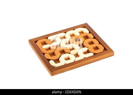 Puzzle in legno 2D puzzle digitale. Elementi disposti all'interno della scatola di legno nell'ordine corretto. Spazio di copia. Foto Stock