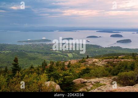 Panorama della cima del Monte Cadillac; è il punto più alto del Parco Nazionale di Acadia, Mount Desert Island, Maine Foto Stock