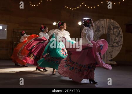 I membri di el Grupo de Danza la speranza eseguono una danza tipica della regione del Sinaloa presso il Mighty Tieton Warehouse di Tieton, Washington, domenica 18 ottobre 2020. Le danze folcloristiche tradizionali sono state registrate per essere presentate virtualmente durante ottobre e novembre nel tentativo di limitare la diffusione del virus COVID-19 durante la celebrazione annuale della comunità di dia de los Muertos delle arti e delle scienze umane di Teton. Foto Stock